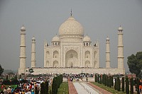 Taj Mahal (również "Taj") jest uważany za najlepszy przykład architektury w stylu Mughal, który...